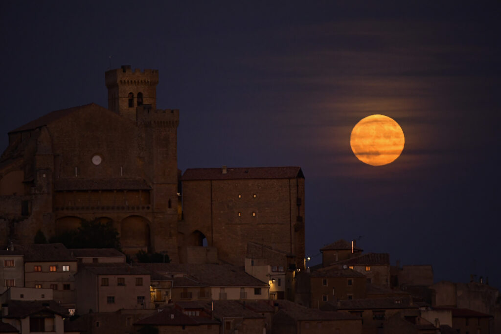 The 'blue moon' lit up the sky around the world – Mesmerizing images