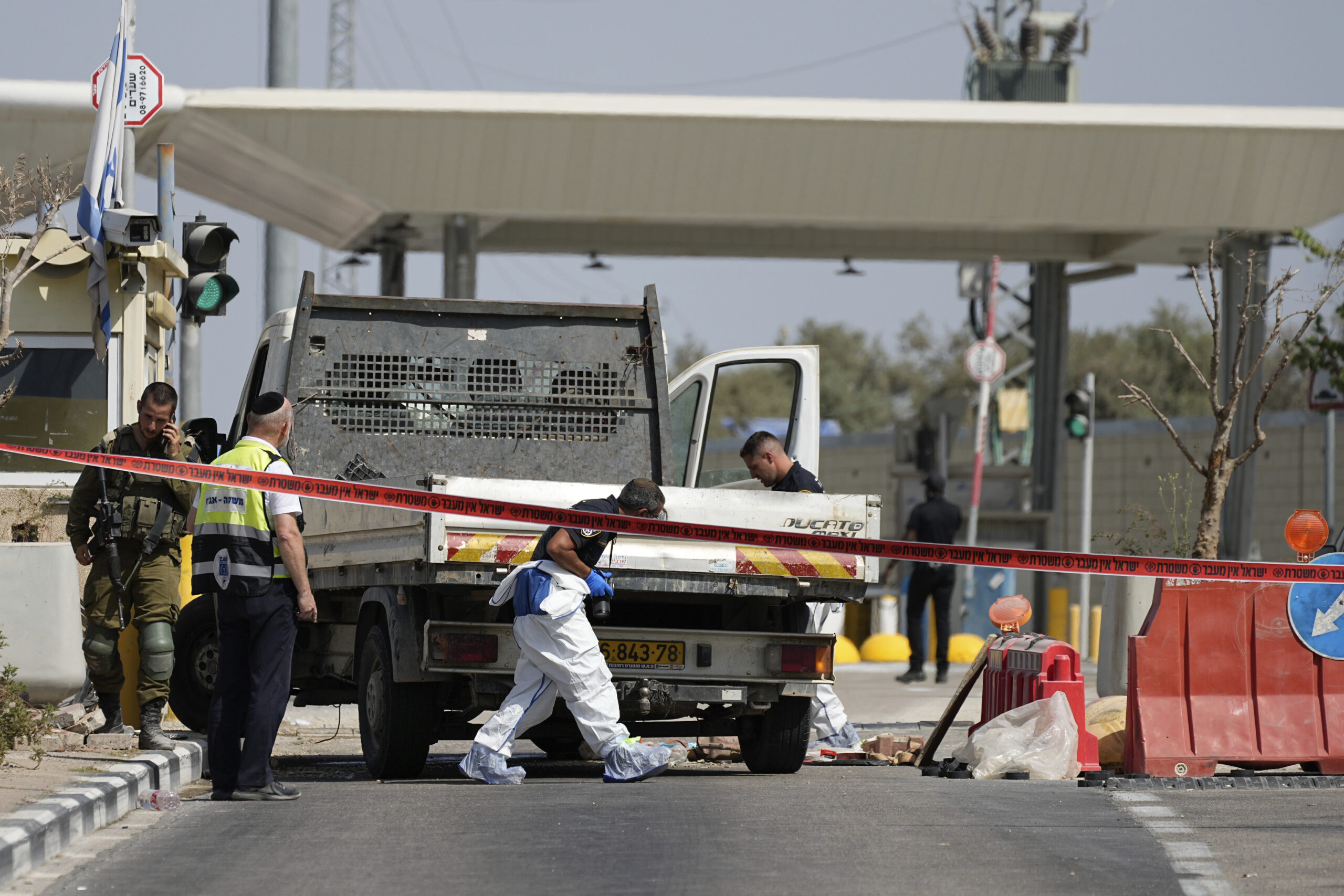 Παλαιστίνη: Παλαιστίνιος οδηγός φορτηγού, που έπεσε με το όχημά του σε σημείο ελέγχου στη Δυτική Όχθη σκοτώνοντας έναν Ισραηλινό στρατιώτη – Πυροβολήθηκε και σκοτώθηκε