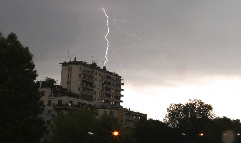 Ιταλία: Ο κυκλώνας Ποπέα φτάνει στο Βορρά – Πλημμύρες στη Γένοβα, κόκκινος συναγερμός στη Λομβαρδία