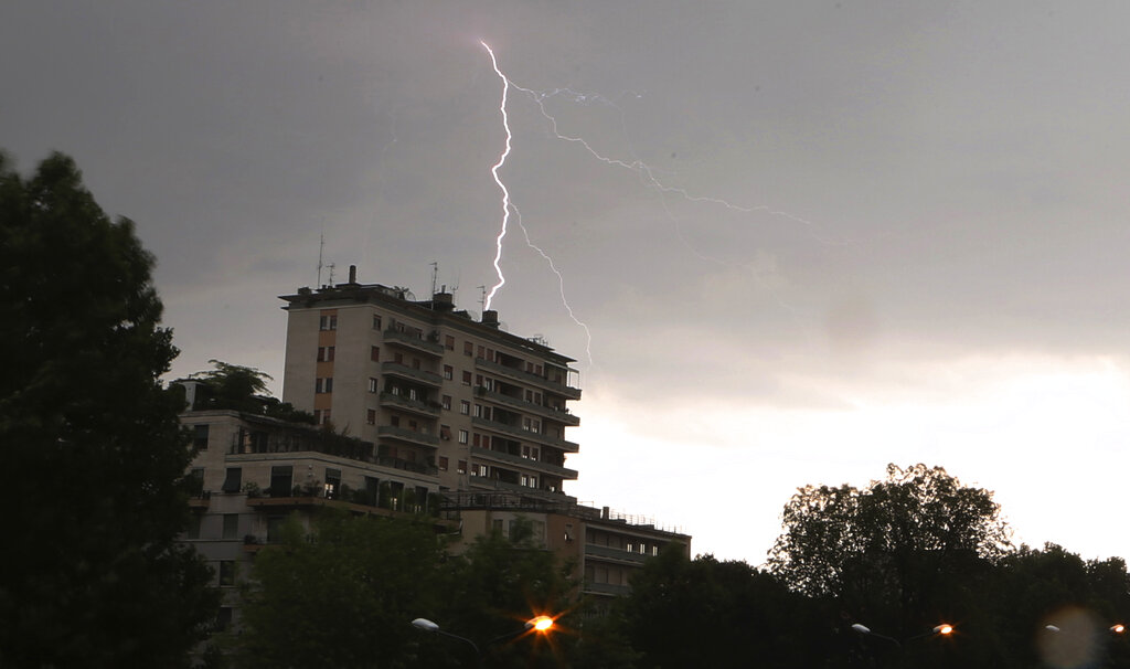 Ιταλία: Ο κυκλώνας Ποπέα φτάνει στο Βορρά – Πλημμύρες στη Γένοβα, κόκκινος συναγερμός στη Λομβαρδία