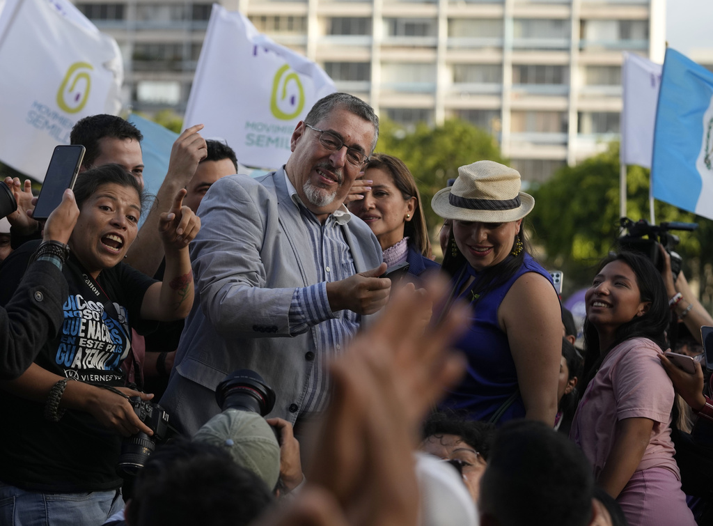 Γουατεμάλα: Σε νίκη στο 2ο γύρο των προεδρικών εκλογών οδεύει ο Μπερνάρντο Αρέβαλο, σύμφωνα με νέα δημοσκόπηση