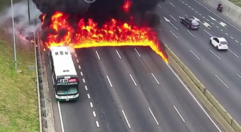 Μπουένος Άιρες: Λεωφορείο τυλίχθηκε στις φλόγες εν κινήσει (video)