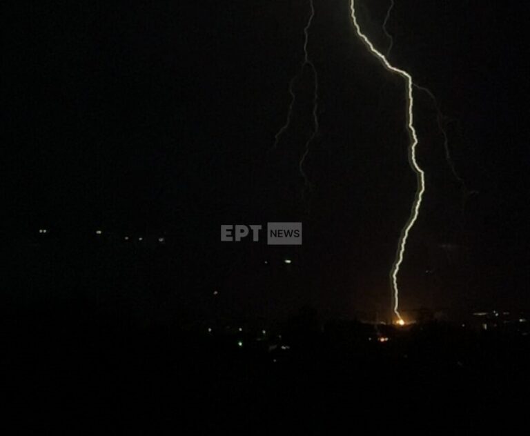 Βούλα: Η στιγμή που χτυπάει ο κεραυνός και ξεκινάει η πυρκαγιά (φωτό)