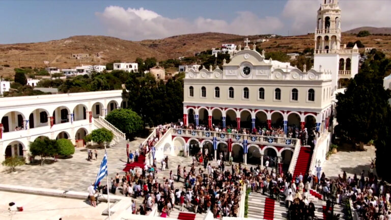 Αρχιερατική Λειτουργία και Λιτάνευση της Ιερής Εικόνας της Μεγαλόχαρης στην Τήνο