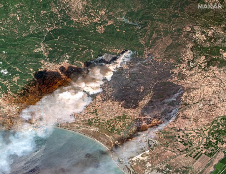 Φωτογραφίες δορυφόρου από την Αλεξανδρούπολη: Καπνοί «πνίγουν» την περιοχή, αεροσκάφη στη μάχη με τις φλόγες