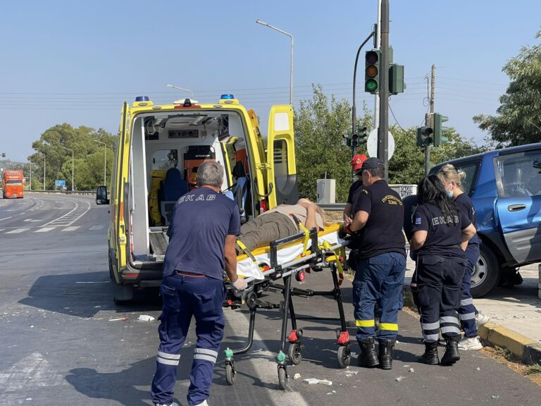 Τροχαίο στην Πύργου-Πατρών: Σφοδρή σύγκρουση αυτοκινήτων με 5 τραυματίες – Ο ένας στη ΜΕΘ