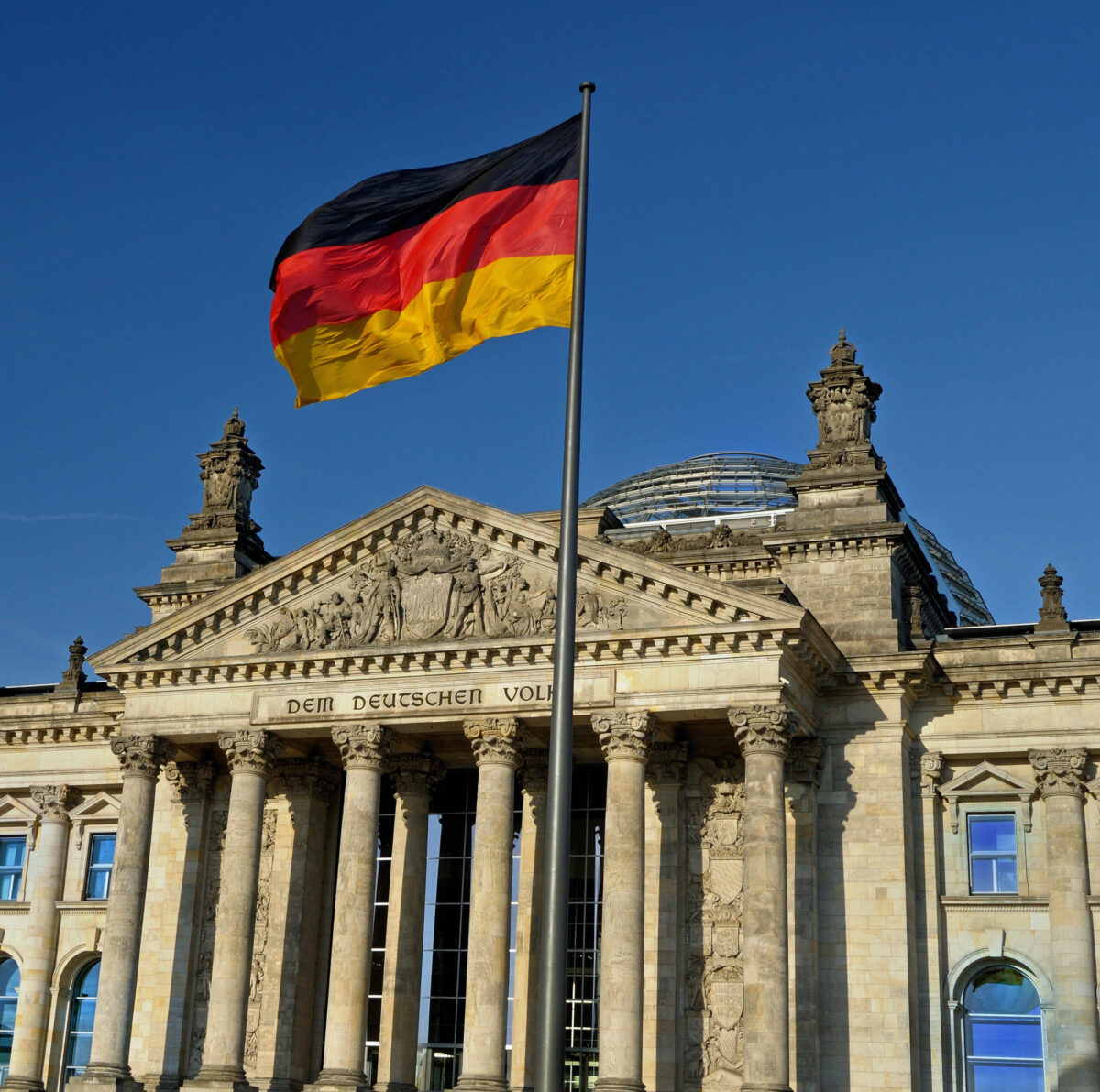 Flag_of_the_Federal_Republic_of_Germany_before_of_the_Reichstag._Berlin,_Germany