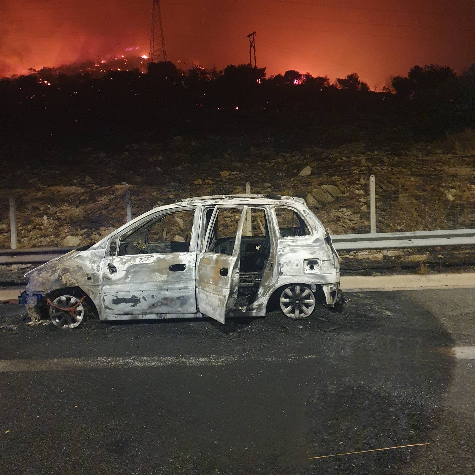 IMG-7870 Φωτιά στο ύψος της Νέας Περάμου – Διακόπηκε η κυκλοφορία προς Κόρινθο