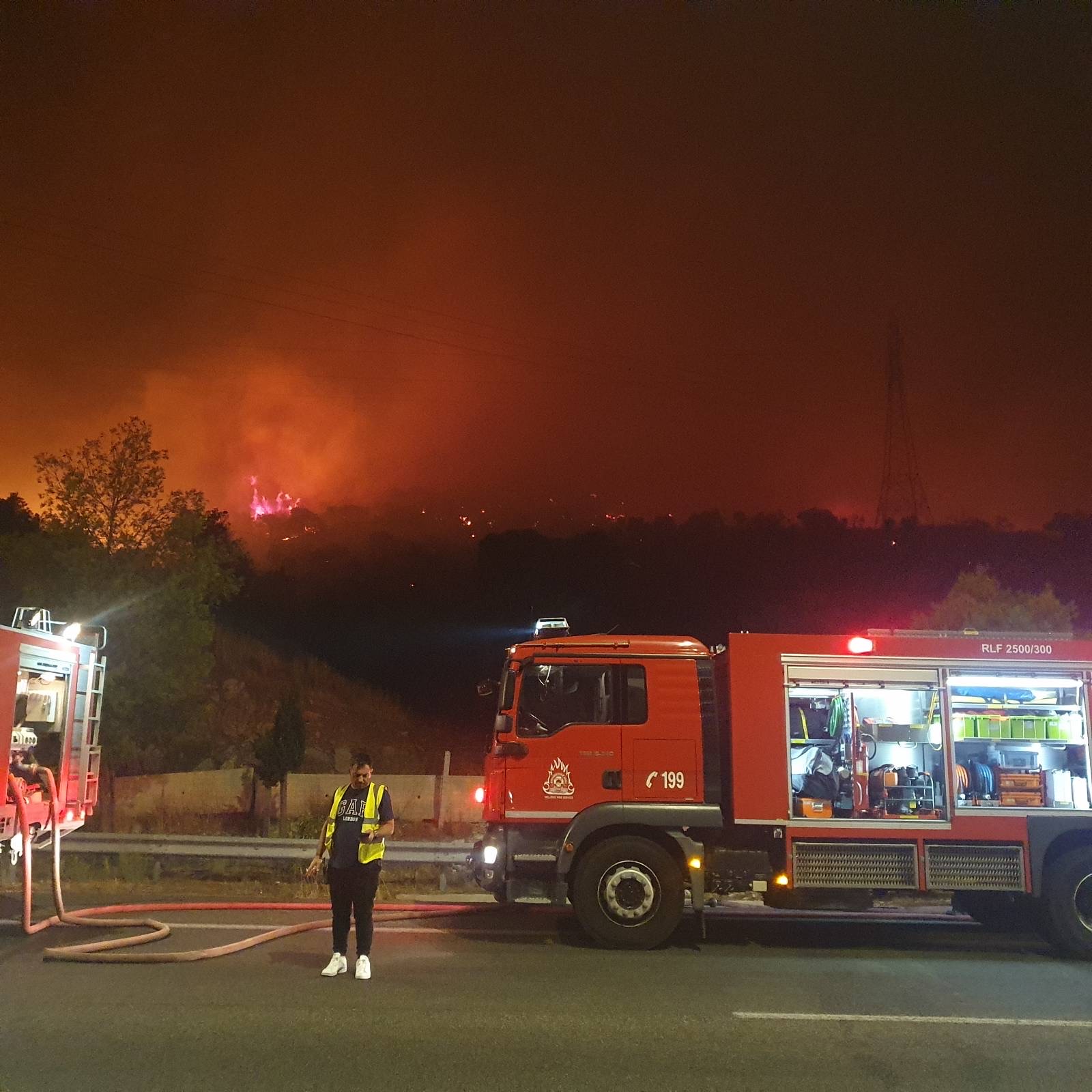 Φωτιά στο ύψος της Νέας Περάμου – Διακόπηκε η κυκλοφορία προς Κόρινθο