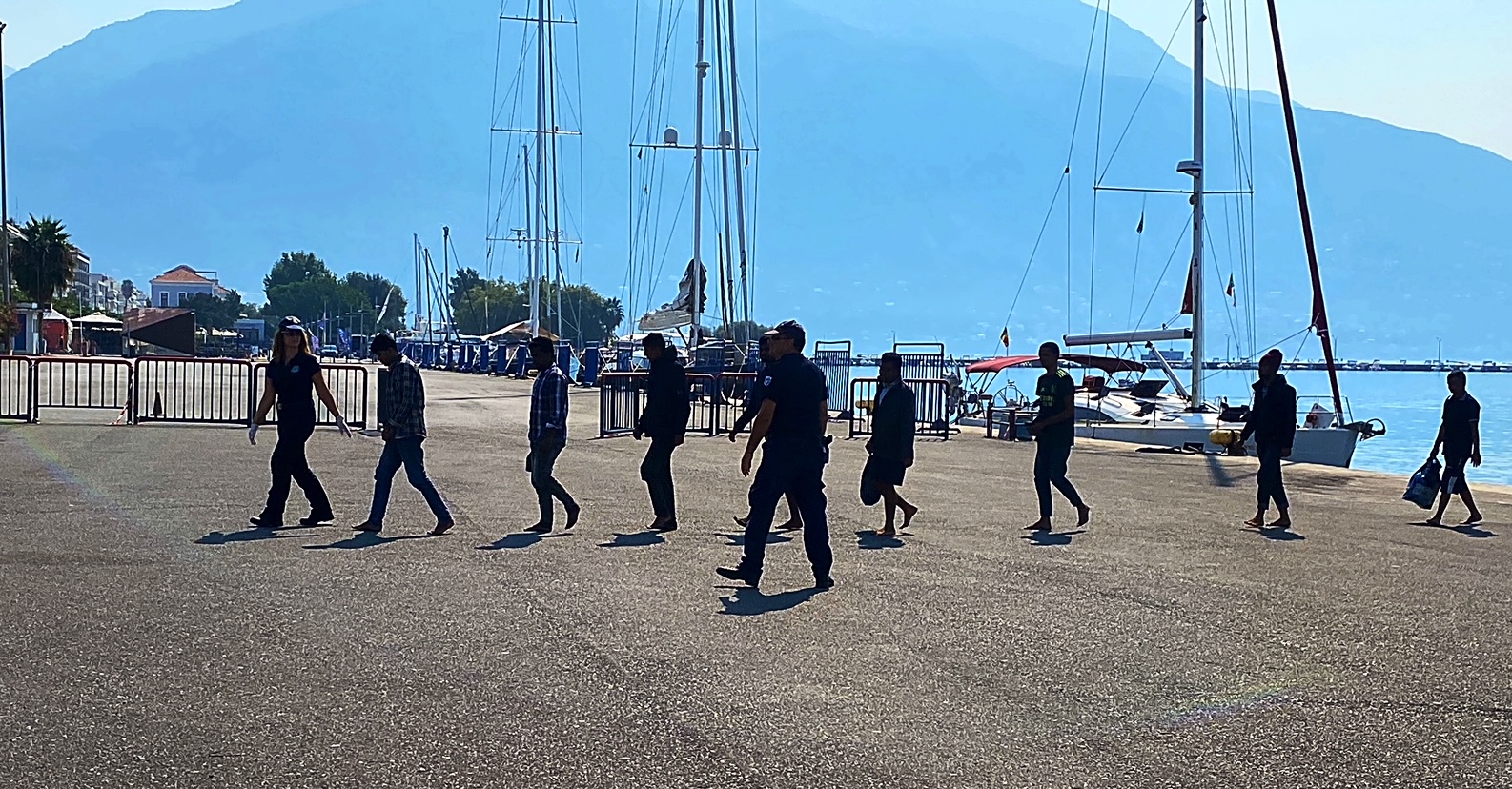 Καλαμάτα: 21 μετανάστες που διασώθηκαν ανοιχτά της Πύλου έφτασαν στο λιμάνι (βίντεο)
