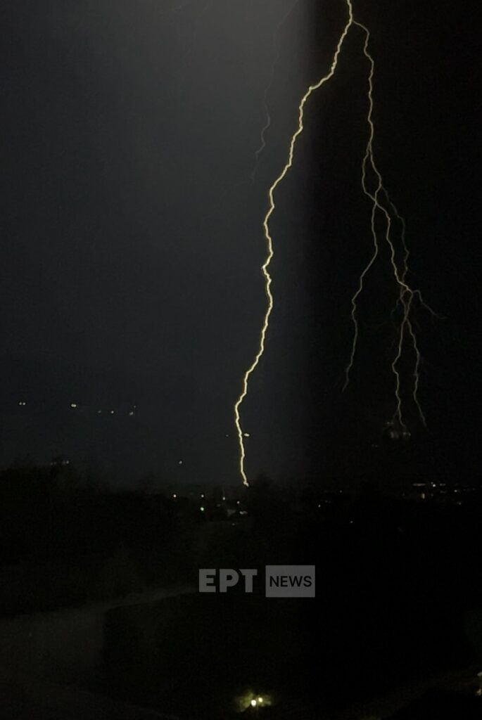 Βούλα: Η στιγμή που χτυπάει ο κεραυνός και ξεκινάει η πυρκαγιά (φωτό)