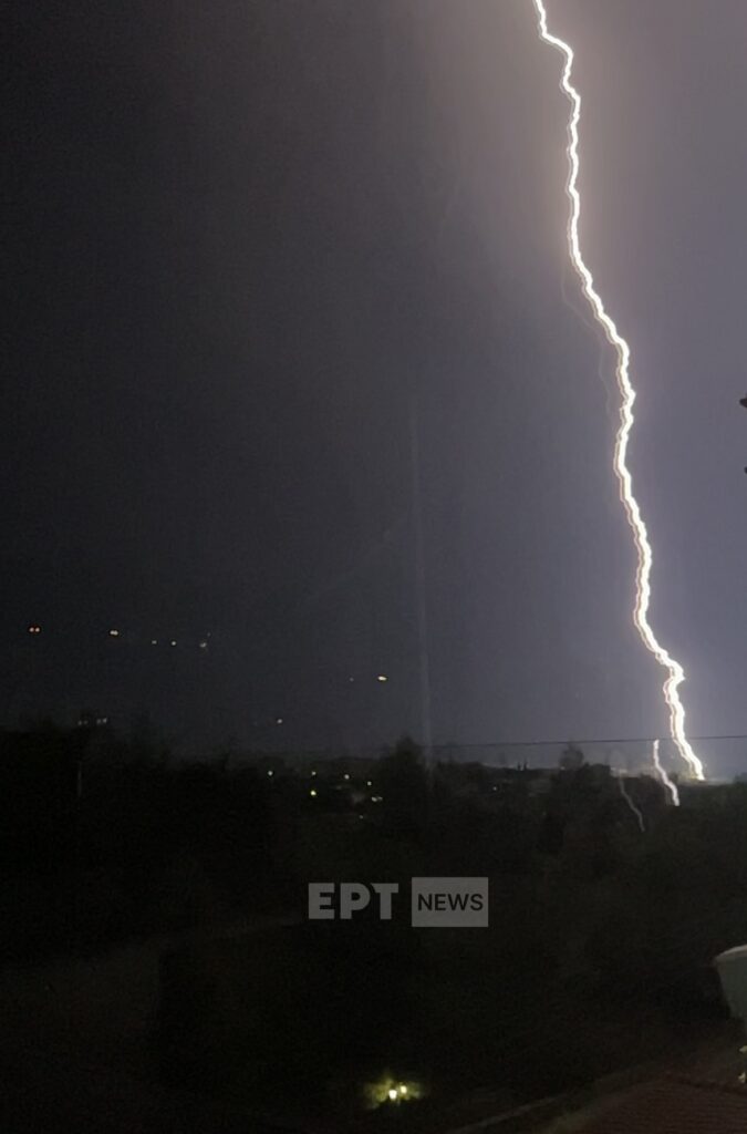 Βούλα: Η στιγμή που χτυπάει ο κεραυνός και ξεκινάει η πυρκαγιά (φωτό)