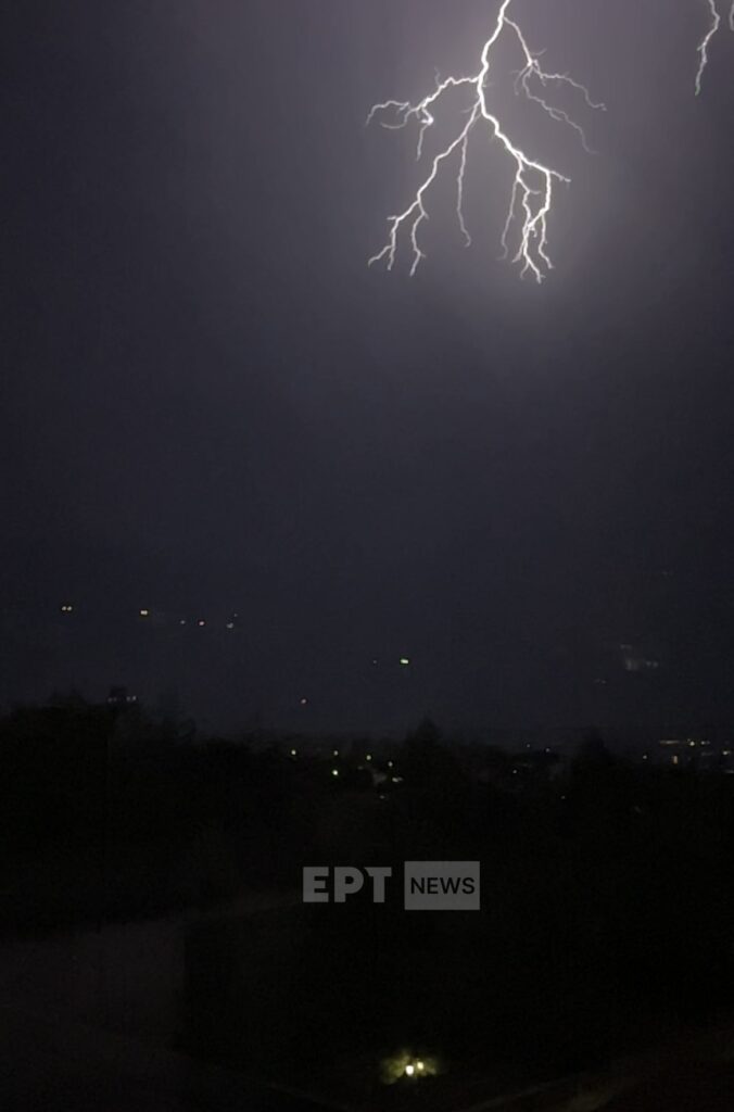 Βούλα: Η στιγμή που χτυπάει ο κεραυνός και ξεκινάει η πυρκαγιά (φωτό)