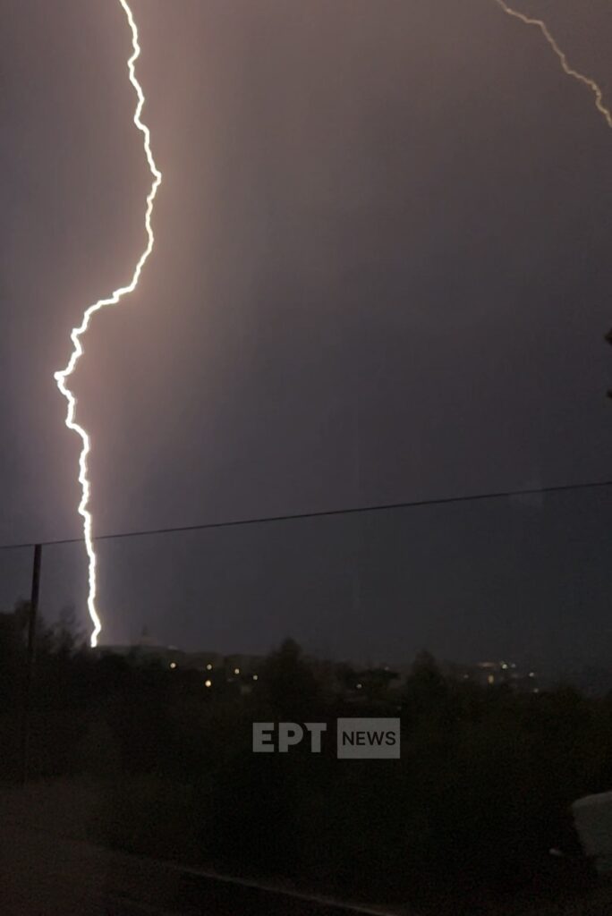 Βούλα: Η στιγμή που χτυπάει ο κεραυνός και ξεκινάει η πυρκαγιά (φωτό)