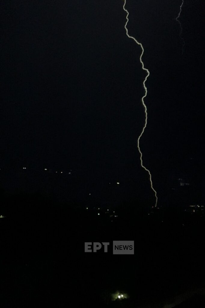 Βούλα: Η στιγμή που χτυπάει ο κεραυνός και ξεκινάει η πυρκαγιά (φωτό)