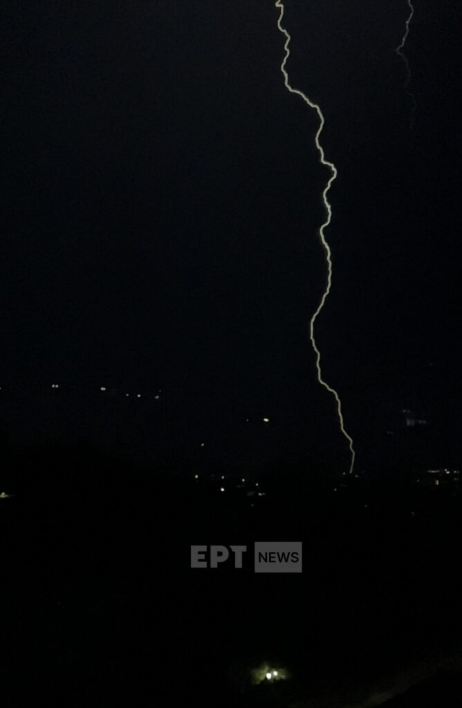 Βούλα: Η στιγμή που χτυπάει ο κεραυνός και ξεκινάει η πυρκαγιά (φωτό)