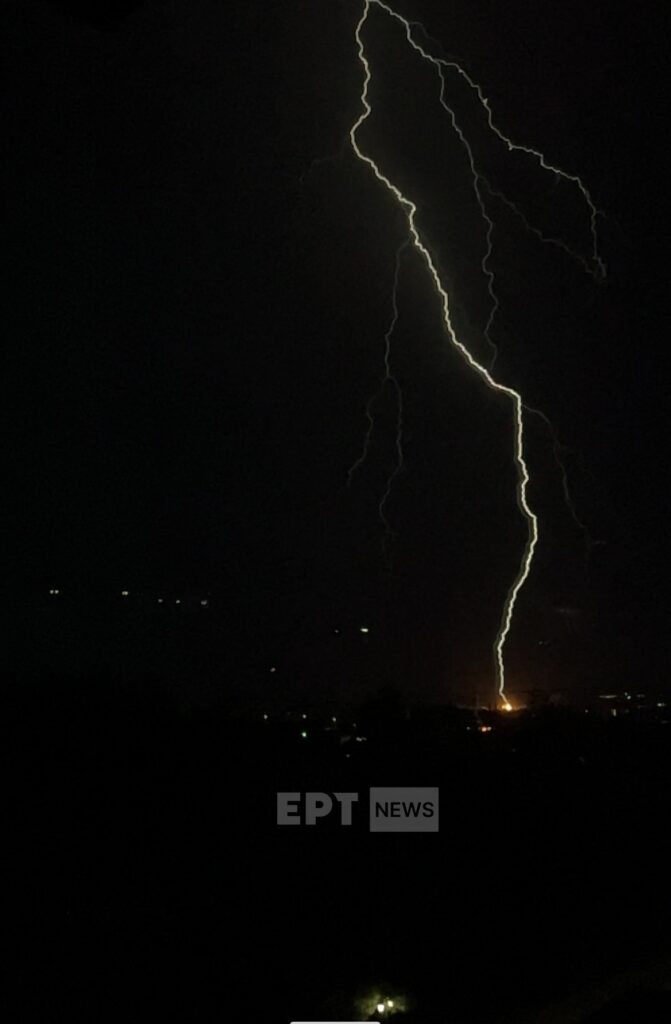 Βούλα: Η στιγμή που χτυπάει ο κεραυνός και ξεκινάει η πυρκαγιά (φωτό)