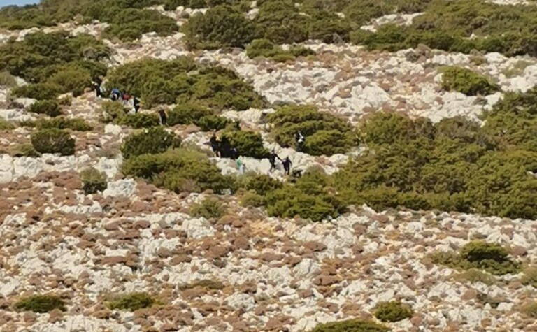 Κάλυμνος: Απεγκλωβισμός 31 αλλοδαπών από βραχώδη ακτή – Συνελήφθη ο διακινητής