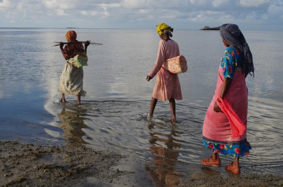 Low-Res_Fisherwoman-Swahili people_Kenya_ Author Mouna Chambon (1)