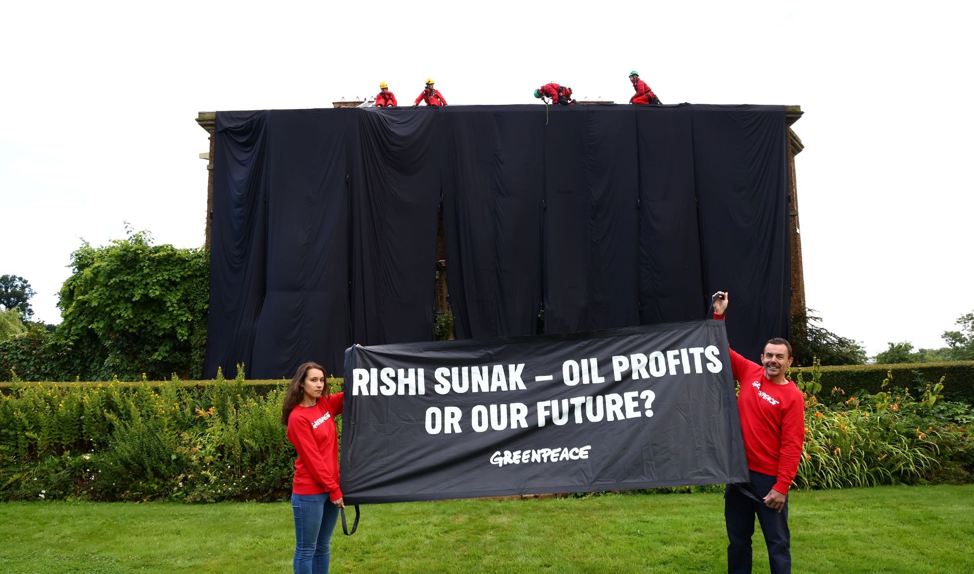 Ρίσι Σούνακ: Κάλυψαν με μαύρο ύφασμα την κατοικία του σε διαμαρτυρία για την ενεργειακή πολιτική