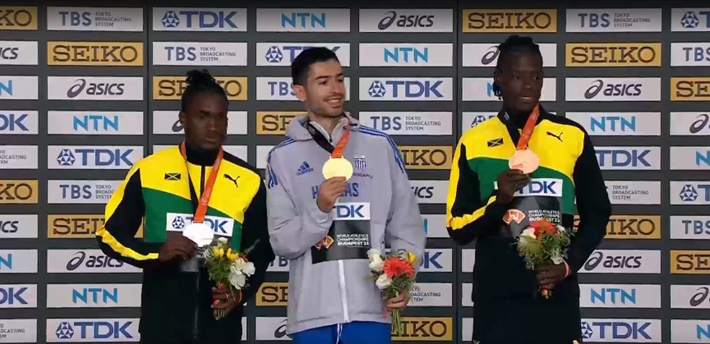 Αποθεώθηκε στην απονομή ο νέος Παγκόσμιος Πρωταθλητής Μίλτος Τεντόγλου για το άλμα-ποίημα στα 8.52μ.