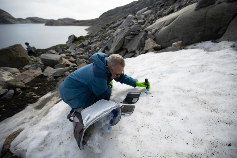 Επιστήμονες ταξιδεύουν στο άβατο της Γροιλανδίας που λιώνει