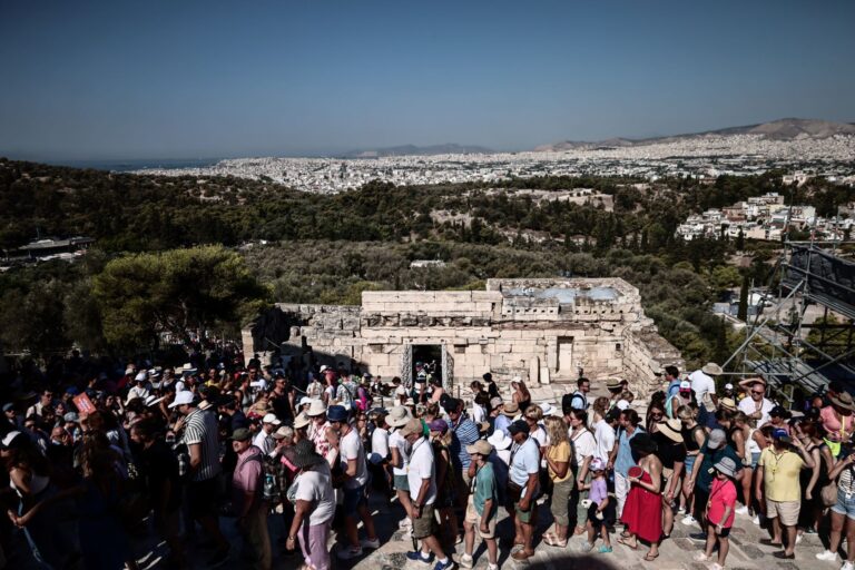 Τουρίστες στην Ακρόπολη