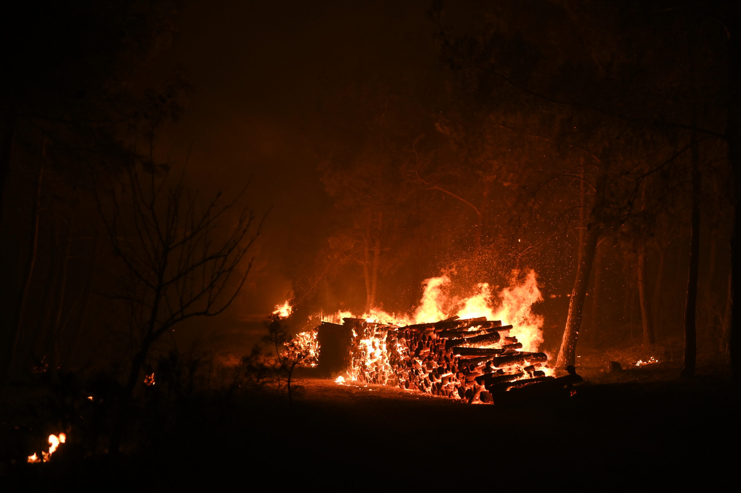 Αλεξανδρούπολη: Στις φλόγες εγκαταλελειμμένα βαγόνια στην περιοχή Άγιος Νεκτάριος