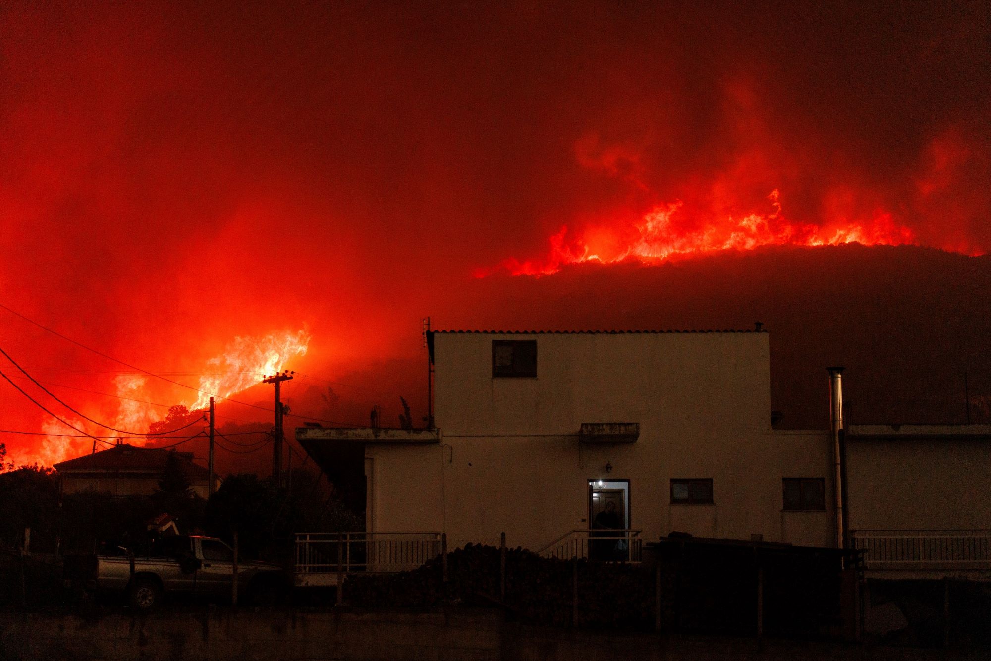 Κόλαση φωτιάς στην Αλεξανδρούπολη: Μάχη με τις φλόγες για τέταρτο 24ωρο – Αγωνία για τις αναζωπυρώσεις