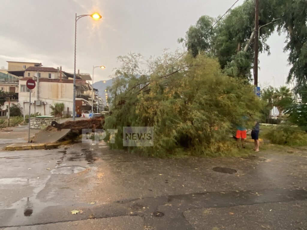 Kalamata: Daune la mașini și magazine cauzate de o furtună bruscă (video și fotografii)