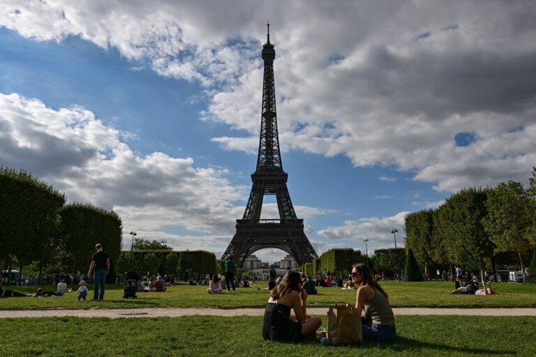 Γαλλία: Δύο Αμερικανοί τουρίστες υπό την επήρεια αλκοόλ διανυκτέρευσαν στην κορυφή του Πύργου του Άιφελ