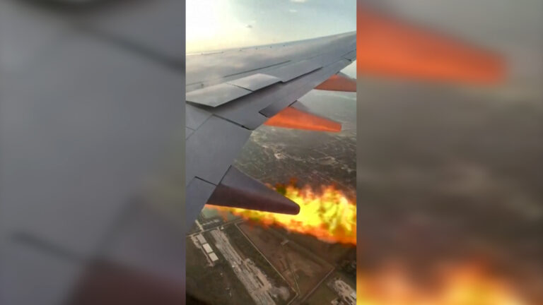 Βίντεο: Τρόμος στον αέρα – Αεροπλάνο παίρνει φωτιά εν πτήσει