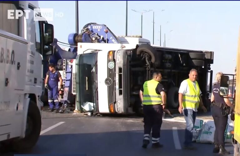 Ανατροπή φορτηγού στον Κηφισό στο ύψος του Περιστερίου – Αποκαταστάθηκε η κυκλοφορία στο ρεύμα προς Πειραιά