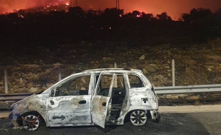 Νέα Πέραμος: Χωρίς μέτωπο η φωτιά μετά τα διόδια Ελευσίνας