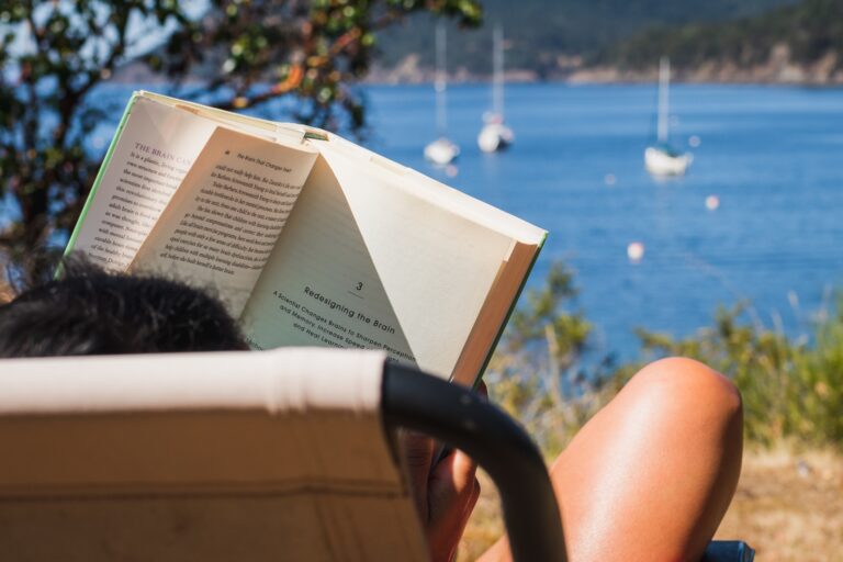 Λιγότεροι Έλληνες με βιβλίο στην ξαπλώστρα – Η γενιά Ζ επιστρέφει στο διάβασμα