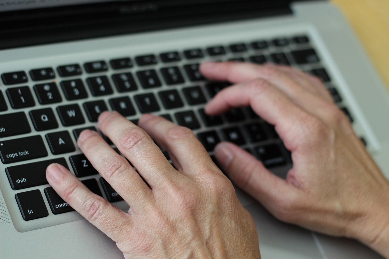 hands-on-keyboard-2148723_1280