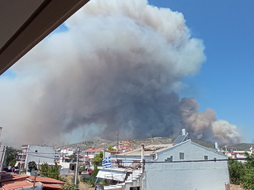 Φυλή: Φωτιά σε δασική έκταση απειλεί τη Μονή Κλειστών – Μήνυμα του 112 στους κατοίκους – Καίγονται σπίτια