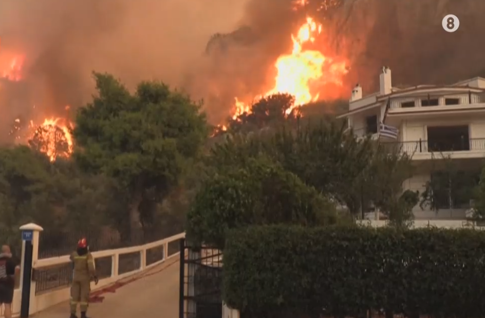 Πάρνηθα: Καίγονται σπίτια σε Αγία Παρασκευή, Αγ. Ιωάννη Ρώσο και Ντάρδιζα – Εκκενώνεται η δομή της Αμυγδαλέζας