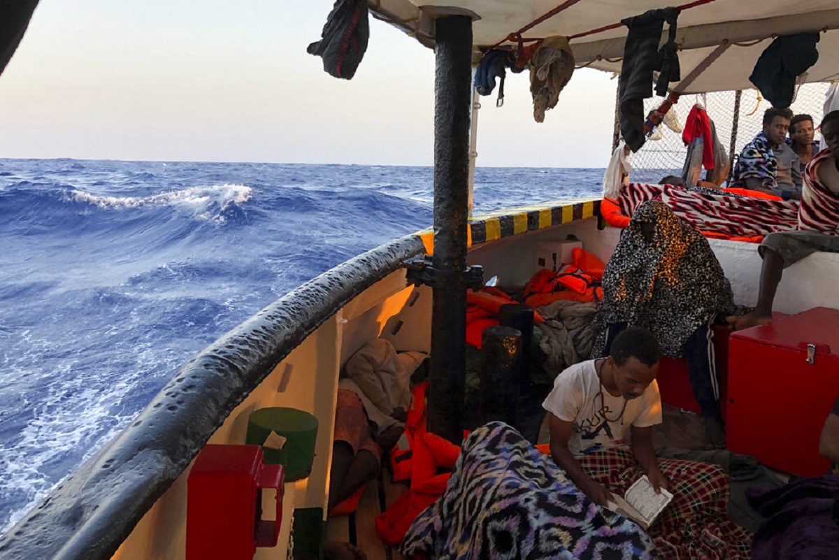 Ιταλία: Δύο νεκροί, 57 διασωθέντες από ναυάγια σκαφών με μετανάστες στα ανοικτά της Λαμπεντούζα