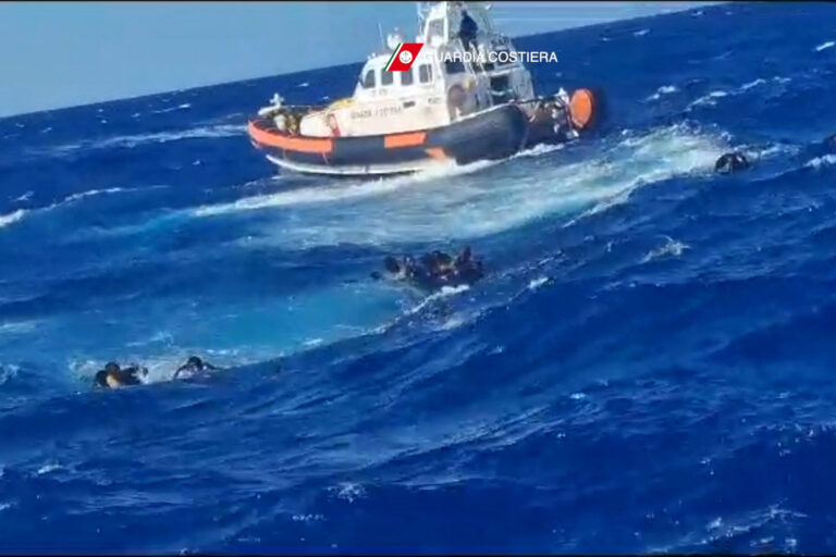 Ιταλία: Κοριτσάκι 10 ετών έφτασε μόνο του με πλεούμενο κοντά στην Λαμπεντούζα