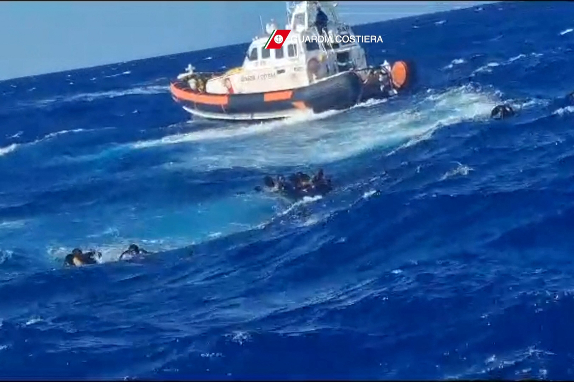 Ιταλία: Κοριτσάκι 10 ετών έφτασε μόνο του με πλεούμενο κοντά στην Λαμπεντούζα
