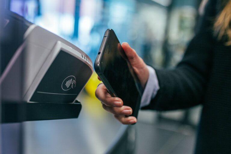 Αλλαγές στα ΜΜΜ εντός του 2024: Επιβίβαση με χρήση τραπεζικών καρτών και smartphones