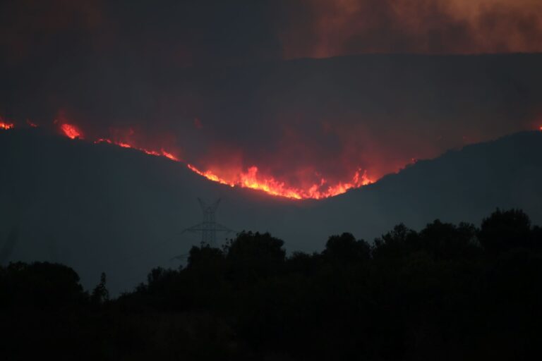 Φωτιές: Δύσκολη η κατάσταση στα πύρινα μέτωπα με εκκενώσεις οικισμών – Κάηκαν σπίτια σε Ροδόπη και Καβάλα