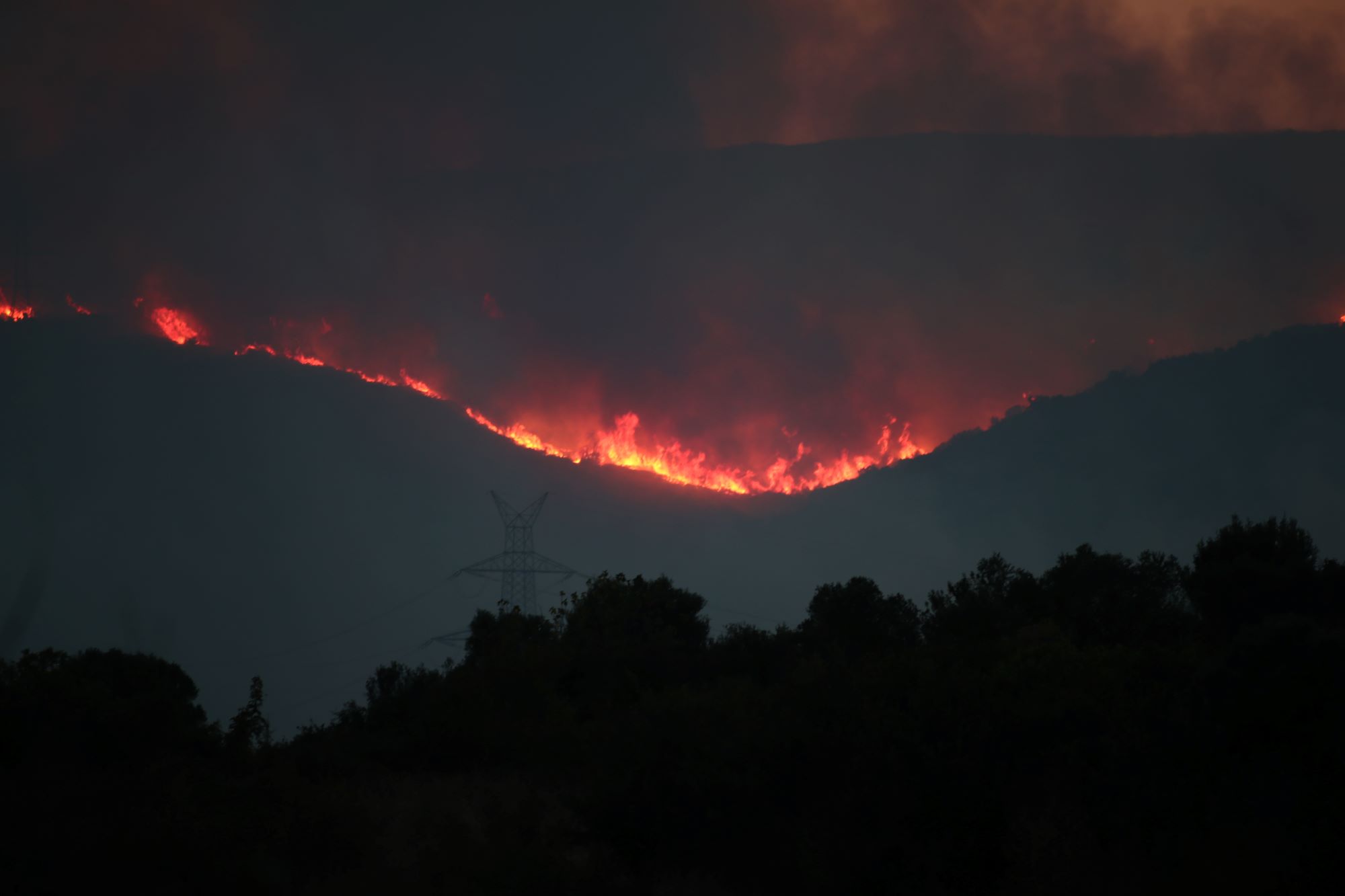 Φωτιές: Δύσκολη η κατάσταση στα πύρινα μέτωπα με εκκενώσεις οικισμών – Κάηκαν σπίτια σε Ροδόπη και Καβάλα