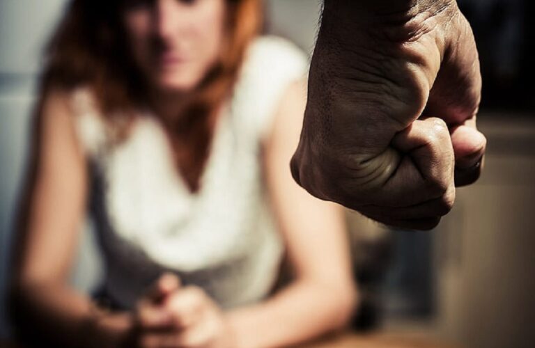 Φρίκη για 27χρονη στην Αρτέμιδα: Τη γρονθόκοπησε ο εν διαστάσει σύζυγός της – Είχε ανεβάσει «ροζ» βίντεό της στο διαδίκτυο