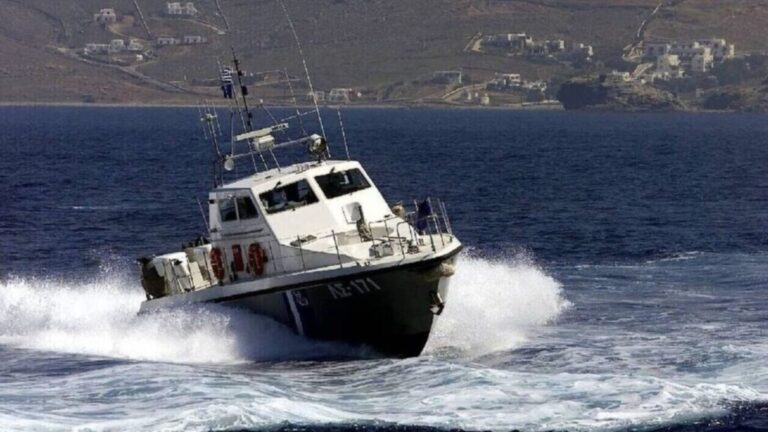 Σύγκρουση σκάφους του λιμενικού με ταχύπλοο που επιχειρούσε να μεταφέρει πρόσφυγες και μετανάστες στη Λέσβο μετά από καταδίωξη