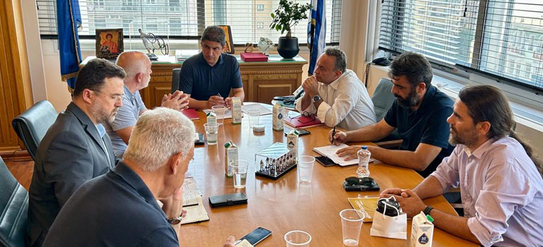 Μείωση παραγωγής κατά 60% στο μέλι έφεραν βροχές και καύσωνας – Συνάντηση παραγωγών με Λ. Αυγενάκη