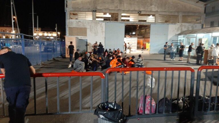 Καλαμάτα: Μετά τα μεσάνυχτα έφτασαν στο λιμάνι οι πρόσφυγες και μετανάστες που βρέθηκαν Ν/Δ της Πύλου – Βίντεο από τη διάσωση