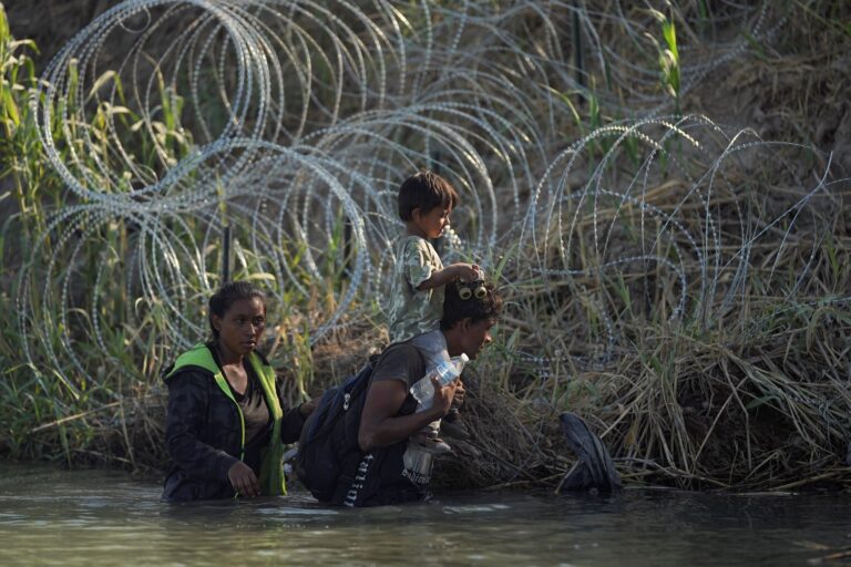 Μετανάστες στα σύρματα στις όχθες του ποταμού Ρίο Γκράντε