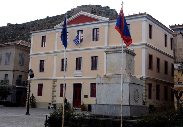 Ναύπλιο: Σκουπίδια και περιττώματα ζώων πετούσε δήμαρχος στον αντίπαλό του – Η δημόσια απολογία μετά τις αντιδράσεις